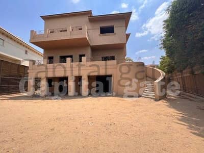 فيلا مستقلة للبيع بأكبر مساحة أرض في Moon Valley Compound – بالقرب من The American University in Cairo