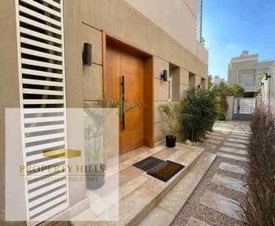 هبيع فيلا في الجولدن سكوير التجمع بمقدم 782الف وأقساط علي 10سنين
