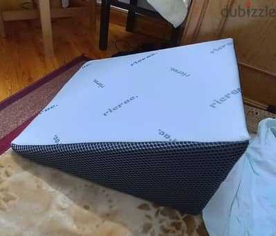 مخدة ارتجاع المريء على شكل مثلث