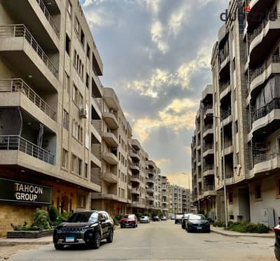 شقة تشطيب كامل اتجاه بحري  للبيع في سرايات القطامية – القطامية الجديدة  استلام فوري | 135 متر نصف تشطيب | 2 غرفة نوم مزودة بفرش وتكييفات | أجهزة مطبخ