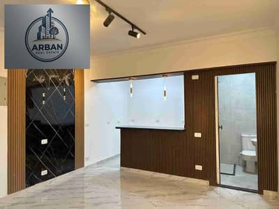 At the lowest price, an opportunity for luxurious living and investment with excellent returns: studio for sale in Sarayat Maadi, Main 9 Street, amidst restaurants, global brands, and foreign shops.