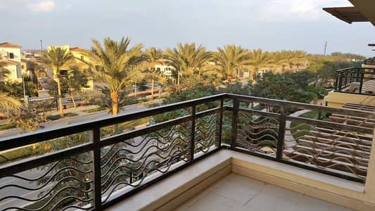 باطلالة  خيالية شقة متشطبة بالكامل للبيع في كمبوند اب تاون كايرو - المقطم