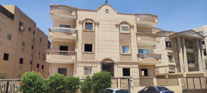 شقة ٣ غرف بمدخل خاص و حديقة بالبدروم في الحي الثالث غرب بالشروق