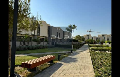 تاون هاوس  للبيع - جاهز للسكن  تشطيب كامل  مزودة بالدريسينج وغرفة مفروشة  مطبخ وتكييفات  برايم لوكيشن في كمبوند البروج