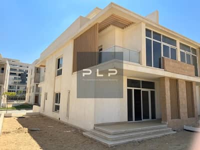 تاون هاوس كورنر متشطب للبيع جاهز للاستلام الفوري والمعاينة في قلب الجولدن سكوير بكمبوند ماونتن فيو اي سيتي التجمع الخامس علي طريق الدائري الاوسطي