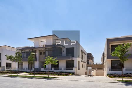 فيلا مستقلة للبيع برايم لوكيشن في كمبوند تاج سيتي  باالتجمع الاول القاهرة الجديدة دايركت علي طريق السويس والطريق الدائري