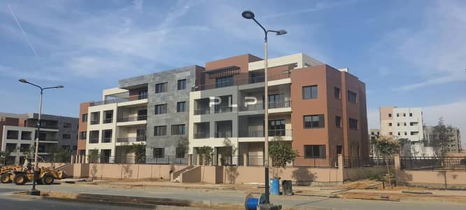 شقة بجاردن للبيع جاهزة علي السكن والمفتاح متشطبة في ديستريكت 5 باقل من سعر السوق بفيو مفتوح علي لاند سكيب