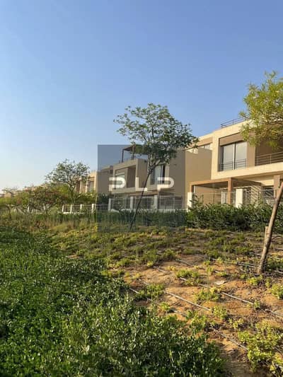 تاون هاوس كورنر للبيع بفيو مفتوح علي لاند سكيب في كمبوند بالم هيلز العاصمة الادارية بمنطقة الR4 بجوار النهر الاخضر