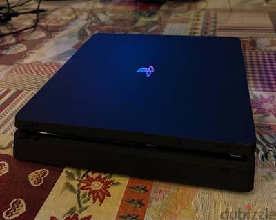PS4 slim + 3 games + 2 controllers