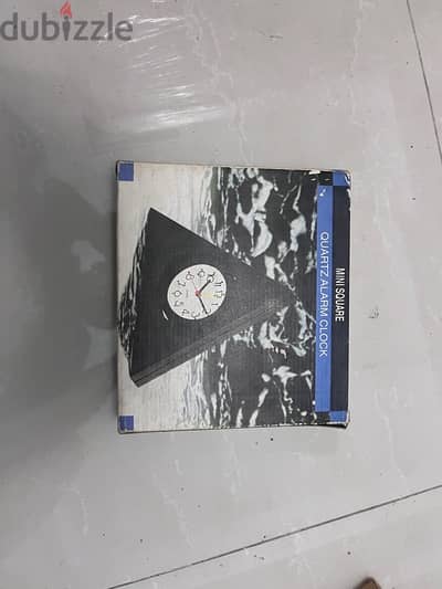 ساعه مكتب جديده علي شكل هرم او مثلث