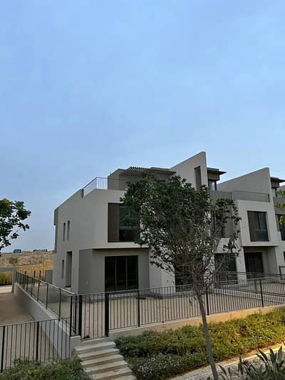 تاون هاوس استلام فوري في موقع مميز جدًا داخل كمبوند Eastshire New Cairo – سور بسور مع Patio 7 وعلى بعد دقائق من الجامعة الأمريكية.