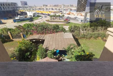 فيلا فاخرة للبيع في West Gate أكتوبر أمام جامعة النيل – 360م أرض – حمام سباحة – جاردن خاصة – مفروشة بالكامل – موقع مميز على محور 26 يوليو