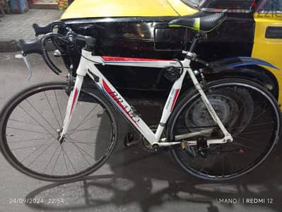عجلة B’TWIN Road Bike – حالة ممتازة