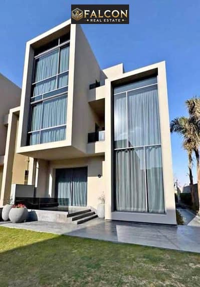 فيلا للبيع 270م | pool + garden + rooof | دقايق الي AUC بجوار Palm Hills New Cairo و Stone Residence