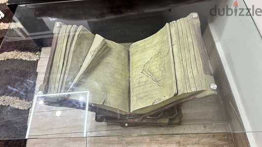 ترابيزه على شكل كتاب