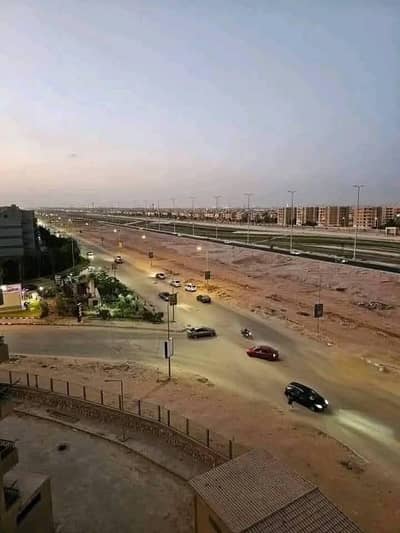 H&M owns a retail store of 24 meters on the ground floor at the strongest real operating point inside Palm Square Mall on the R4 walkway – the Italian district with a direct front on the rotunda = double visibility