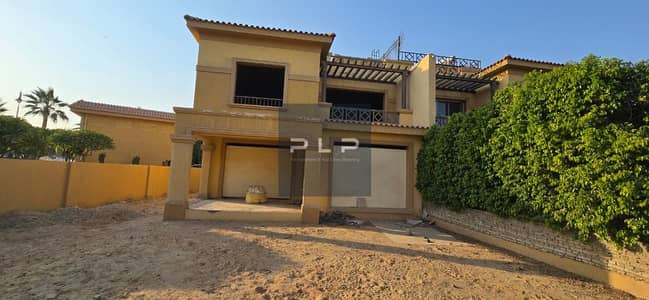 اقل سعر فيلا توين هاوس 450 متر للبيع في كمومبوند امام الجامعه الامريكيه مباشره علي شارع التسعين الجنوبي مباشرا في كمبوند لاتيرا