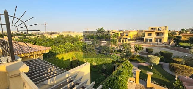 اقل سعر فيلا توين هاوس٤٥٠ متر في كمومبوند امام الجامعه الامريكيه مباشره - بسعر محروق و لقطه في لاتيرا علي شارع التسعين