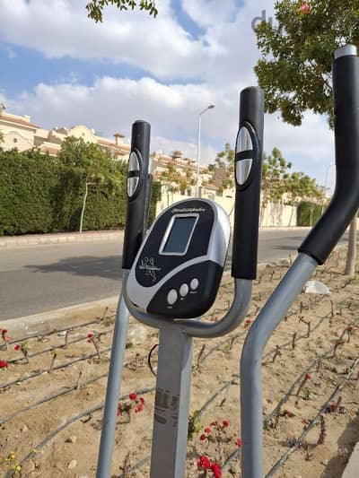 Elliptical cross trainer