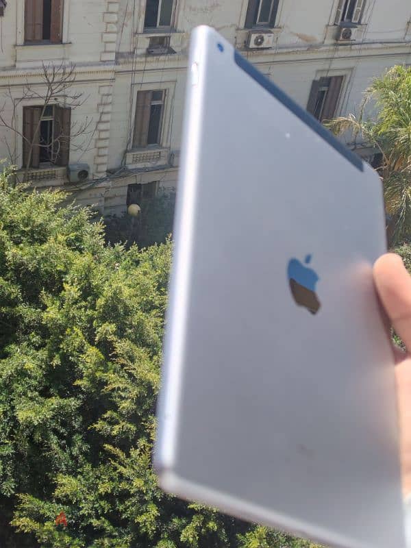 IPad 6th generation 128gb WIfi+Sim 5
