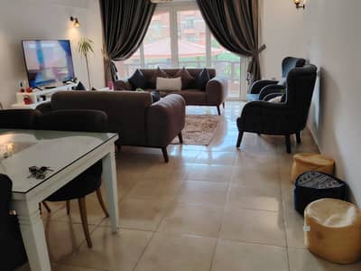 Appartement meublé de 200 m² à louer dans le complexe Green 3, en face d'Americana Plaza, emplacement de choix au cœur de Sheikh Zayed City