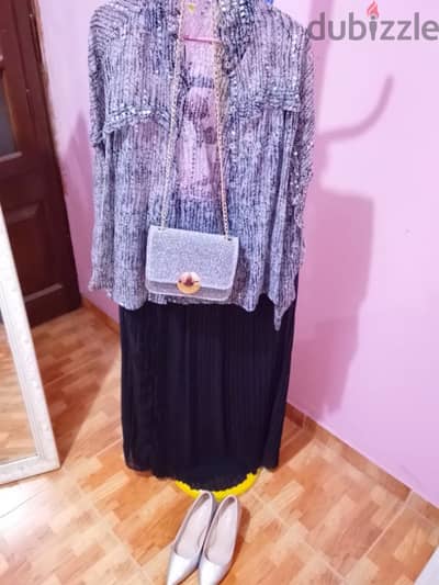 طقم سواريه بلوزه وسكيرت