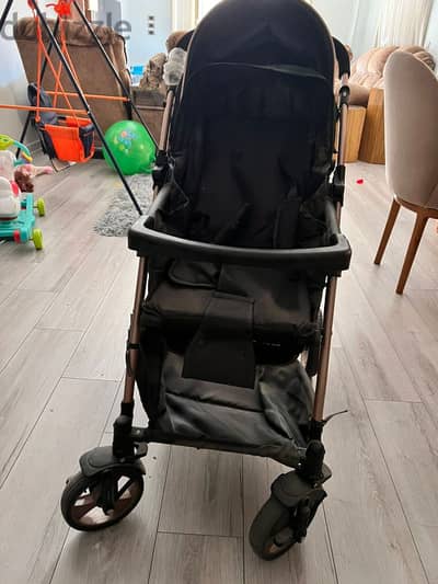stroller للبيع حالتها جديده تماما لم تستعمل و كرسي عربيه