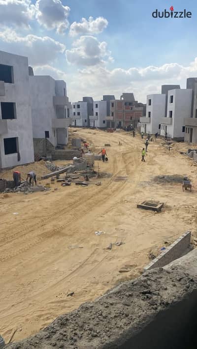 Finished apartment for sale at a special price in Rivers Compound, directly on Al Dabaa Axis, just minutes from the Cairo–Alexandria Desert Road.