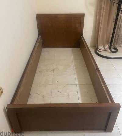 سرير خشب معاه مرتبه