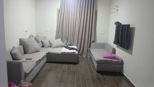 ستوديو مفروش للايجار بكمبوند وان قطاميه