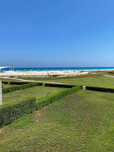 فيلا مستقلة صف أول على البحر للبيع في أمواج – الساحل الشمالي بموقع مميز في سيدي عبد الرحمن وإطلالة مباشرة على البحر.