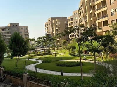 شقة 210متر اقل من سعر السوق ريسيل للبيع استلام فوري في كمبوند ذا سكوير في قلب التجمع الخامس في الجولدن سكوير بفيو علي لاند سكيب