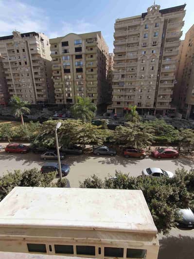 For rent, an apartment with air conditioning 230m in Zahraa Al-Maadi, sector 13, garden view, very special location next to the Fifty Mall, surrounded by restaurants, international brands, main roads, and transportation