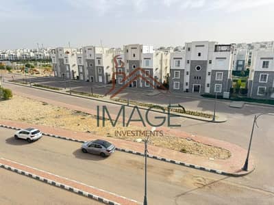 للبيع شاليه بحري مميز يطل على حمام سباحة مباشرة