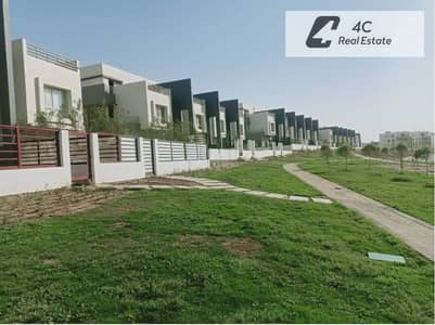 Villa Town house  ready to move  253m  Dp & installments Prime Location Landscape View in Hyde Park Fifth Settlement New Cairo Near Mivida