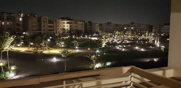 تاون هاوس للبيع بكمبوند نيوه جيزه نصف تشطيب موقع مميز