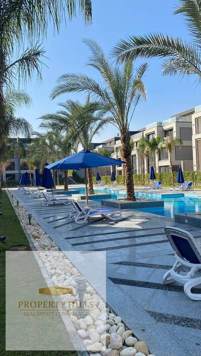 اقل سعر شقه للبيع  استلام فوري جاهزه علي السكن  في قلب الجولن سكوير من  La Vista - EL patio Oro