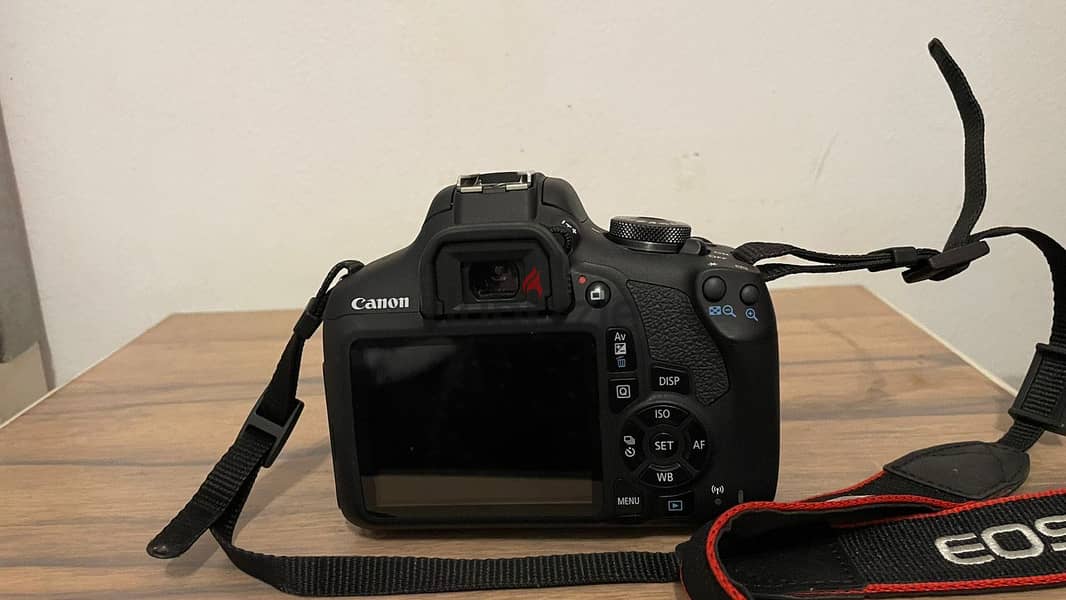 Camera Canon EOS 2000D DSLR 4