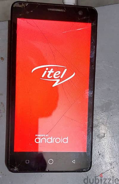 تليفون itel للبيع الشاشه شغاله تمام بس فيها كسر التليفون عايز سوفت فقط