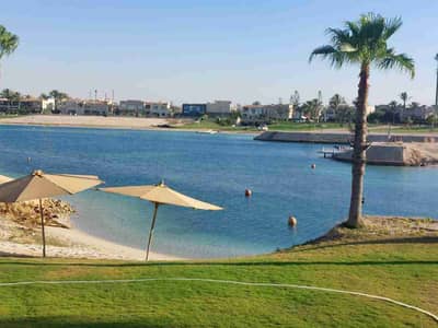 للبيع ڤيلا مميزة اول صف بحيرة رملي بحمام سباحة وشاطيء خاص