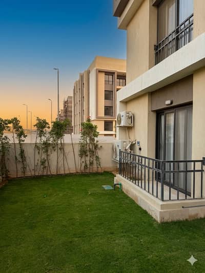 باقل من سعر الماركت ب 600 الف استلام فورى بالمطبخ والتكيفات شقة ارضي بجاردن 3 غرف نوم للبيع ف كمبوند فيفث سكوير المراسم التجمع الخامس Fifth Square