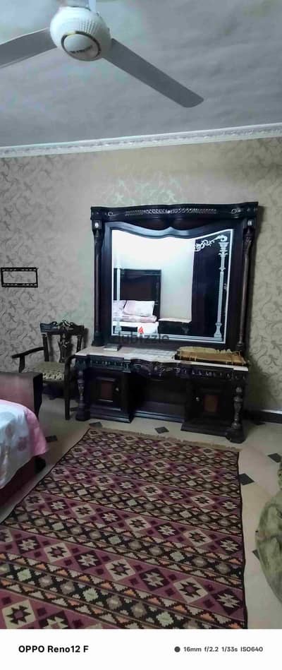 شقة مفروشة للإيجار آخر ثكنات المعادي بالقرب من محطة مترو ثكنات المعادي كورنيش المعادي طره تتكون من اثنين غرفه نوم وريسبشن 2 حمام منهم واحد ماستر مع غرفة النوم ومطبخ وتراس فيو النيل من الجانب دور حادى عشر اسانسير