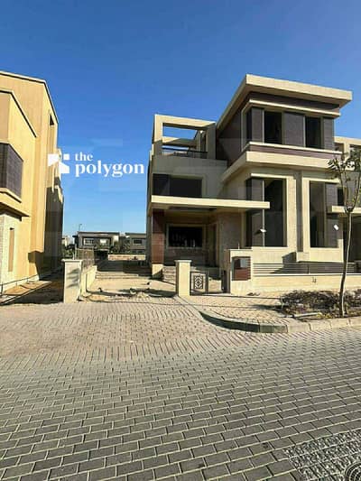 كورنر مميز على الشارع الرئيسي بإطلالة مفتوحة