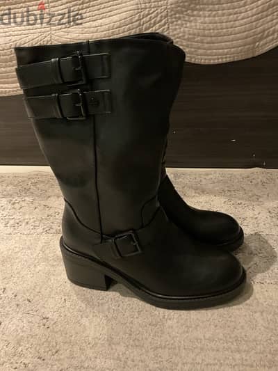 Black leather boot medium heels
