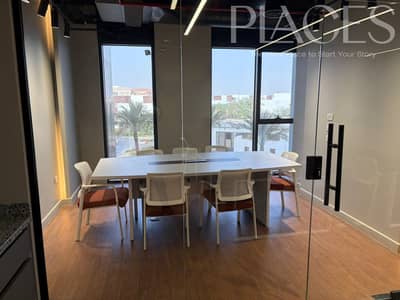 ابدأ شغلك فورًا من مكتب إداري مميز للايجار في أفضل موقع حيوي في Hyde Park مساحه 125م جاهز للتشغيل الفوري
