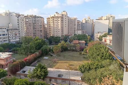 شقة للبيع 195 م كفر عبده (ش سكينة بنت الحسين)