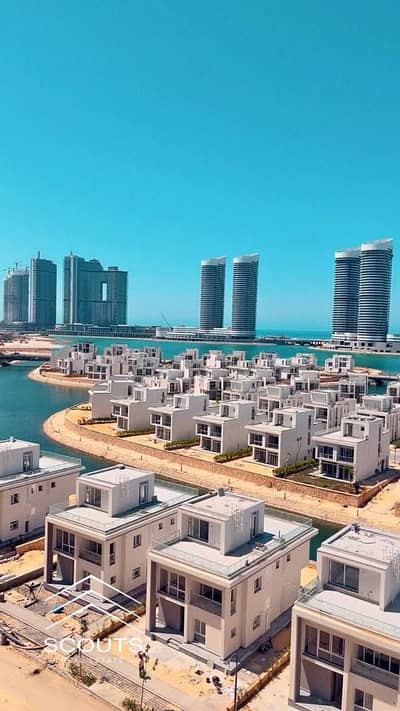 شقة للبيع 250م 3 غرف متشطبه ( استلام فوري ) فيو علي البحر في  مزارين في العلمين الجديدة الساحل الشمالي بجوار مارينا دقائق  مراسي وهاسيندا باي ولافيستا