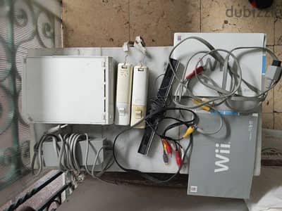 جهاز ألعاب Nintendo Wii (نينتندو وي) الأبيض مع ملحقاته.