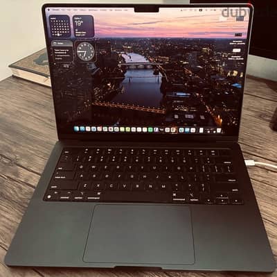 macbook pro m4 used like new 100% battery
