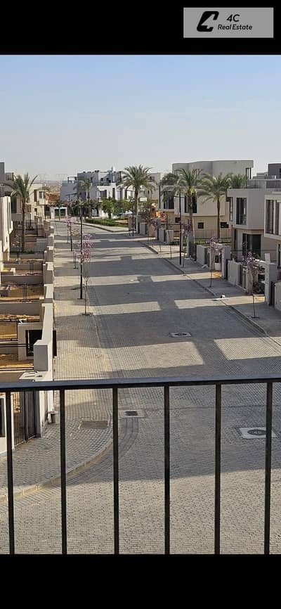 تاون هاوس ميدل ​​234 متر باكبر مساحة استلام فورى بأقل من سعر السوق  3/4 تشطيب  فيو لاند سكيب للبيع في موقع متميز في سوديك إيست، هليوبوليس الجديدة.
